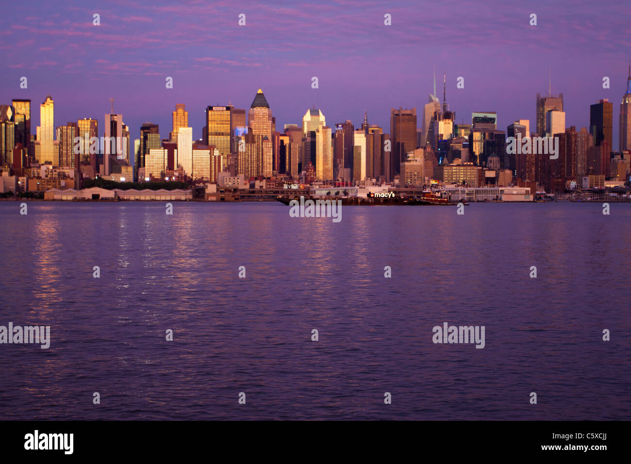 Manhattan au crépuscule vu de l'autre côté de la rivière Hudson dans le New Jersey Banque D'Images