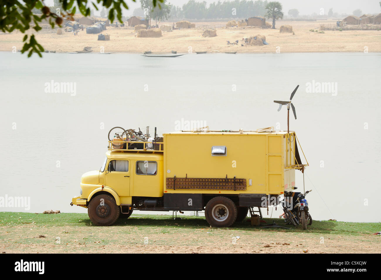 Afrique Mali , la vieille Mercedes Benz camion camping avec petit moulin au fleuve Niger, près de Mopti Banque D'Images