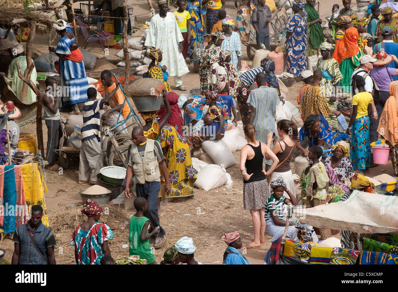 Afrique MALI Djenne , jour de marché, deux touristes de l'ouest Banque D'Images