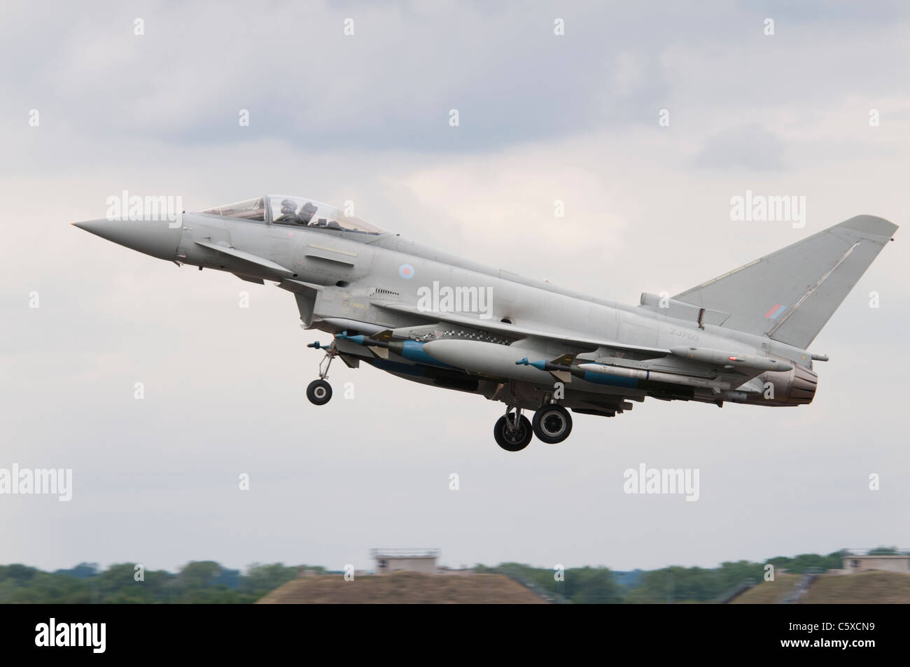 Avion de chasse militaire britannique Eurofighter Typhoon nombre ZJ700 arrivant à RAF Fairford pour le 2011 Royal International Air Banque D'Images