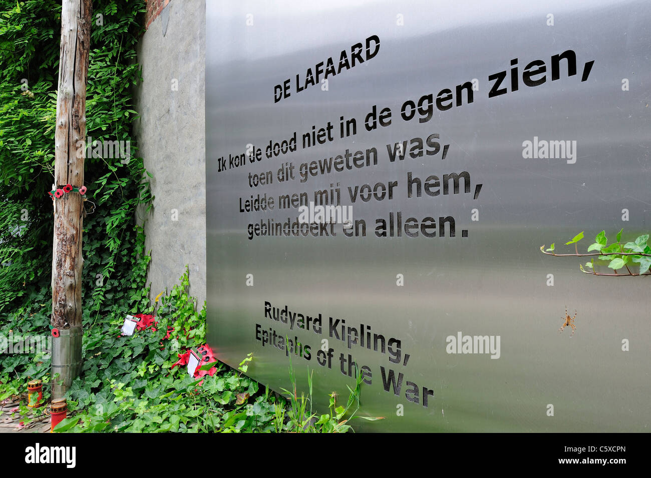 L'exécution de la Première Guerre mondiale et de l'épitaphe de poteau lâche par Rudyard Kipling à cour intérieure de l'hôtel de ville de Poperinge, Belgique Banque D'Images