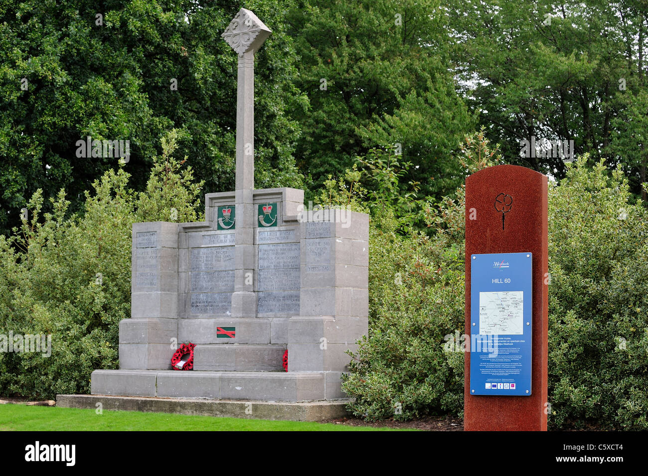 British WWI monument et pancarte à la carte à la colline 60, Première Guerre mondiale un site à Zillebeke, Flandre occidentale, Belgique Banque D'Images
