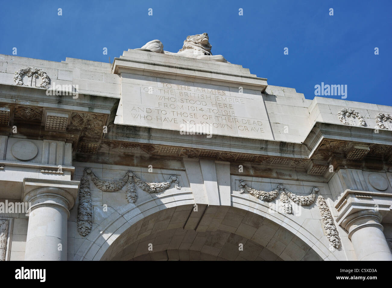 Porte de Menin mémorial aux disparus en commémoration des soldats britanniques et du Commonwealth de la Première Guerre mondiale, Ypres, Belgique Banque D'Images