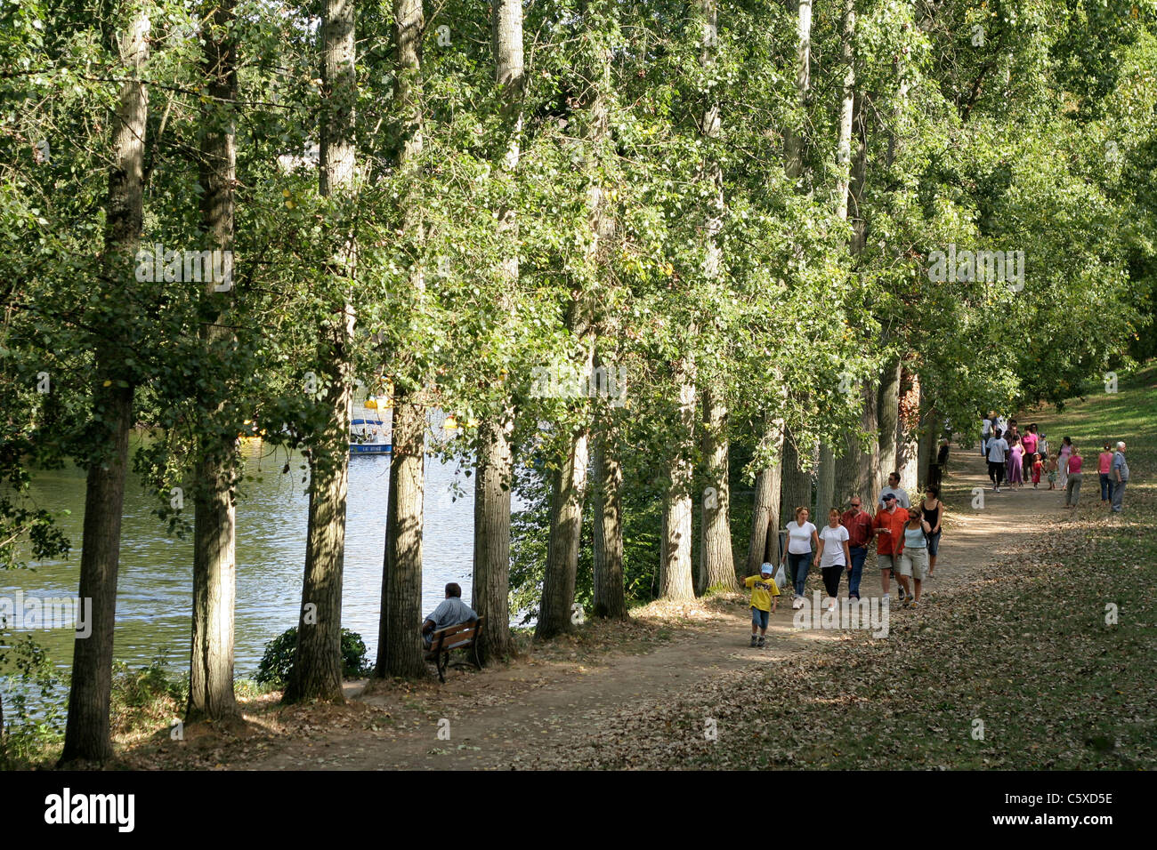 Les gens se promener le long de la rivière bordée de peupliers, la vallée de l'Orne, Clécy (Calvados, Normandie, France, Suisse). Banque D'Images