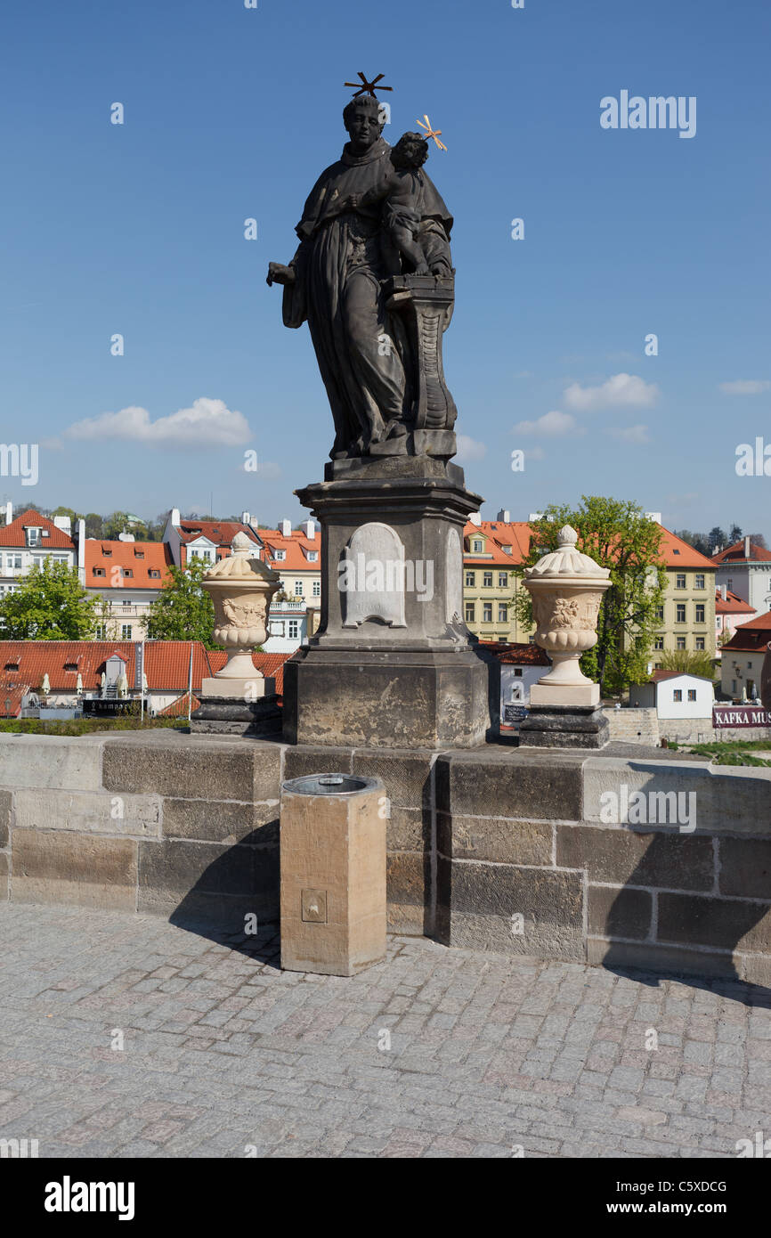 Monuments sur le Pont Charles sur la Vltava Banque D'Images