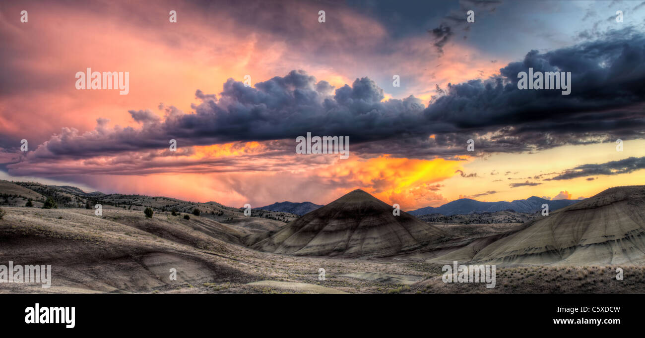 Collines peintes à John Day Fossil jumeaux National Monument Oregon Sunset Panorama Banque D'Images