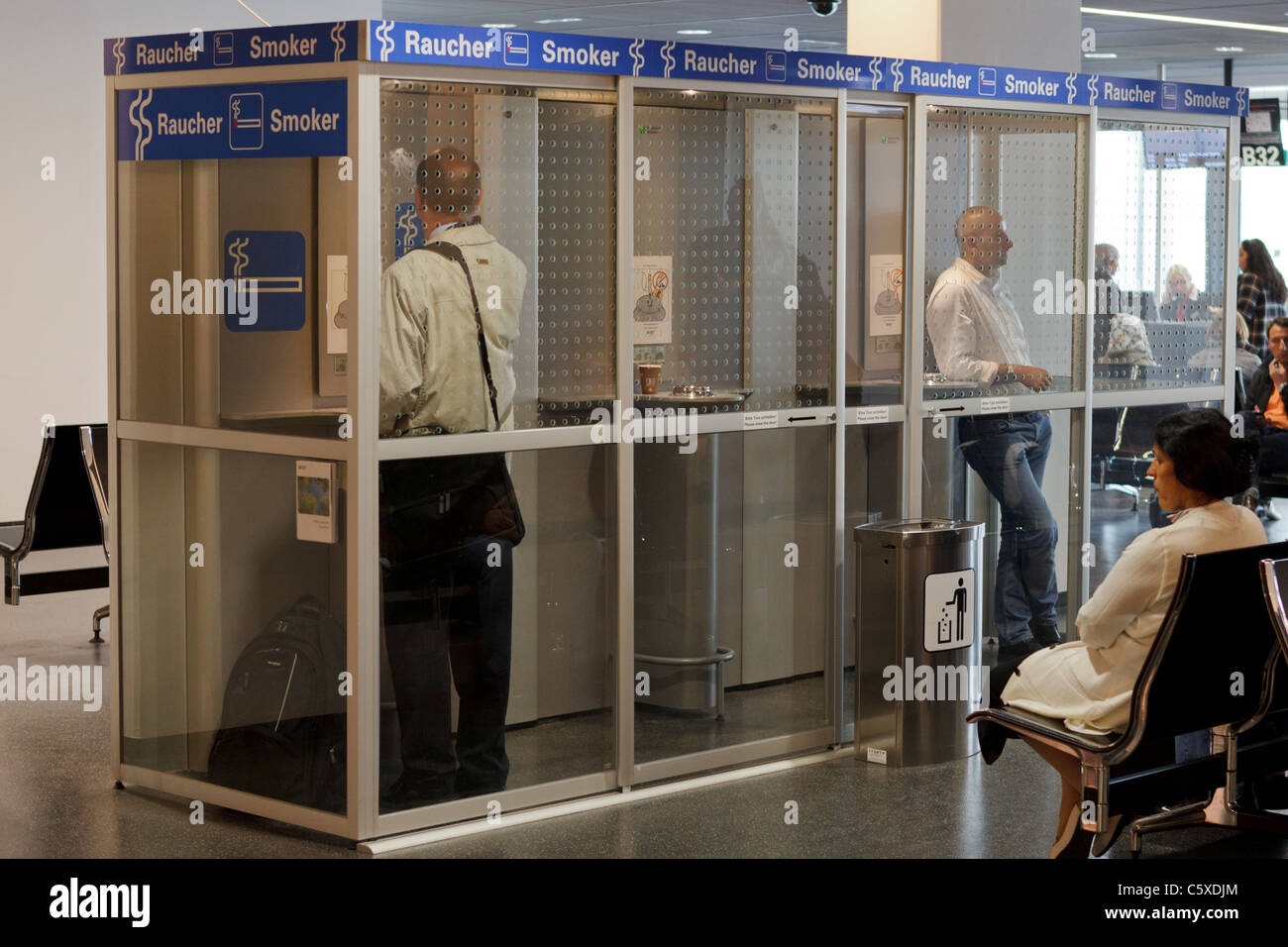 Cabine fumeurs à l'aéroport. Banque D'Images