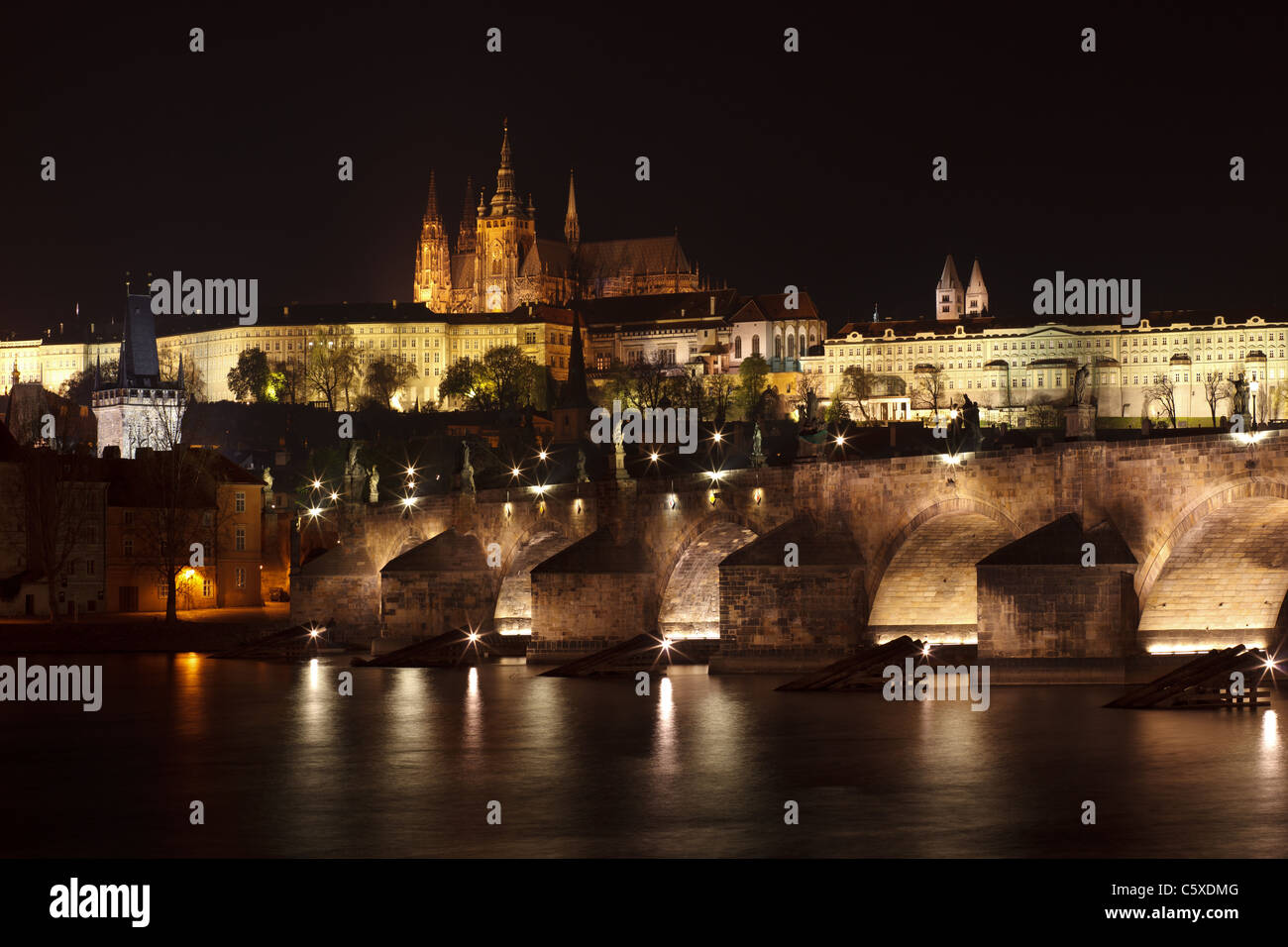 Prague la nuit, le Pont Charles Banque D'Images