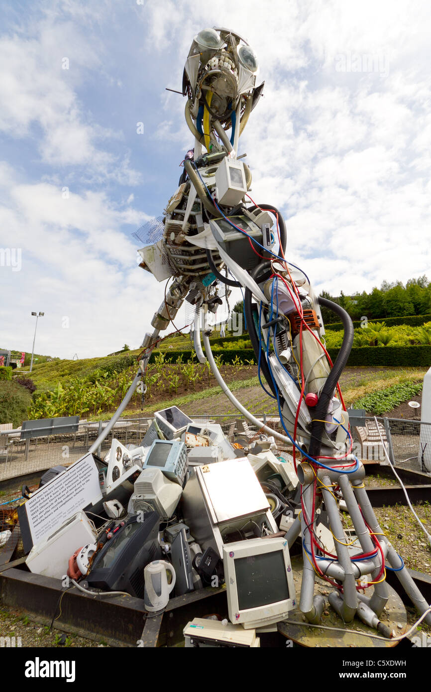 Sculpture géante faite de tous les déchets d'équipements électriques et électroniques Banque D'Images