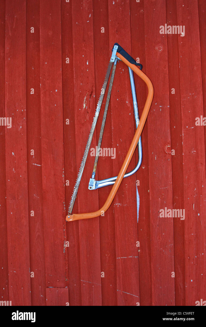 Deux scies à métaux accroché sur une paroi de l'habitacle Banque D'Images