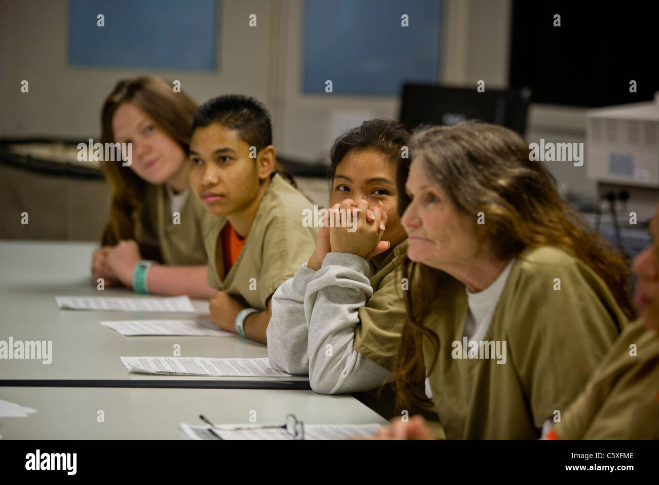 Détenus de la prison des femmes en uniforme participent à un séminaire de traitement de la toxicomanie à Santa Ana, CA. Remarque variété d'âges et de races. Banque D'Images