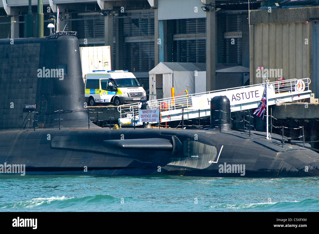 La police au sous-marin de la Royal Navy le HMS Astute à Southampton, où un marin a été accusé de meurtre après des coups de feu ont été tirés. Banque D'Images