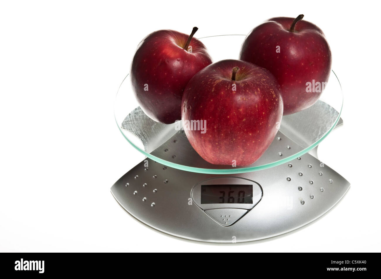 Pommes rouges isolé sur l'échelle de l'alimentation Banque D'Images