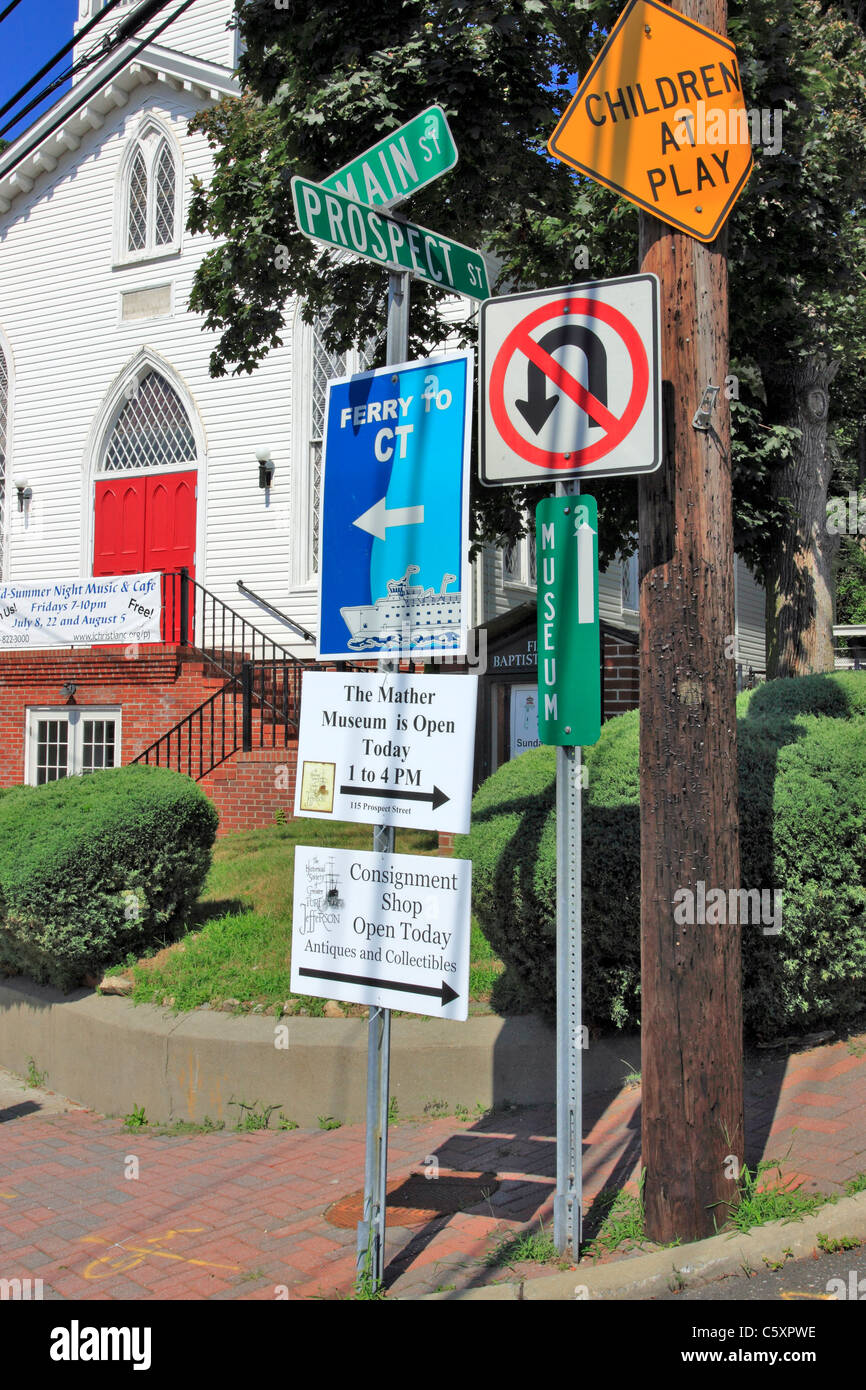 Des signes dans le Village de Port Jefferson, Long Island NY Banque D'Images