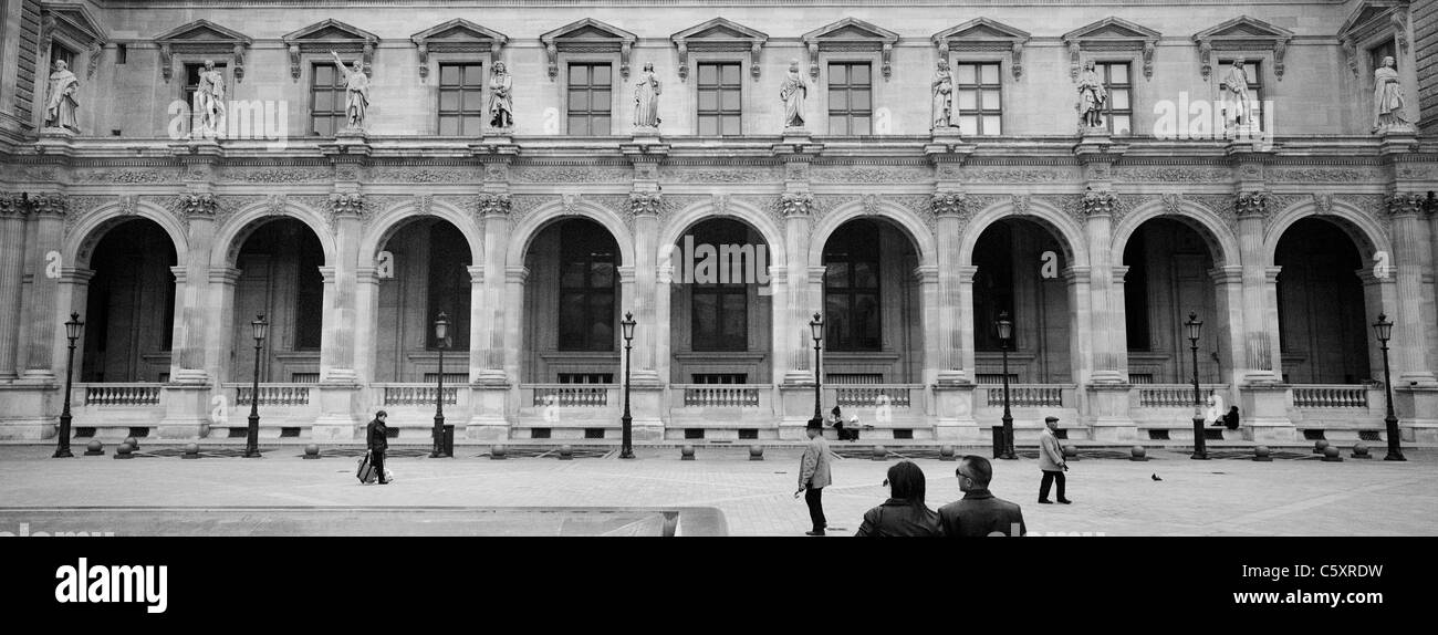 Le palais du Louvre qui abrite le Musée du Louvre, un célèbre monument et musée de renommée mondiale et chef-d'œuvre architectural. Banque D'Images