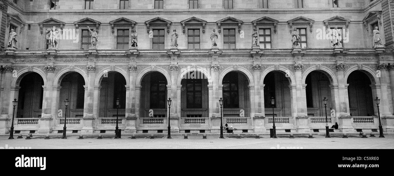 Le palais du Louvre qui abrite le Musée du Louvre, un célèbre monument et musée de renommée mondiale et chef-d'œuvre architectural. Banque D'Images