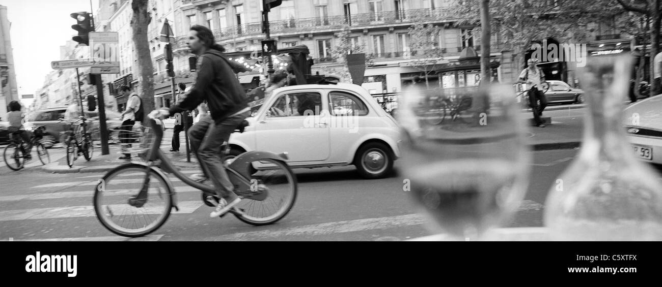 Une scène de rue à Paris, France, vélo Velib montrant une grande échelle du système public cycliste à Paris France. Banque D'Images