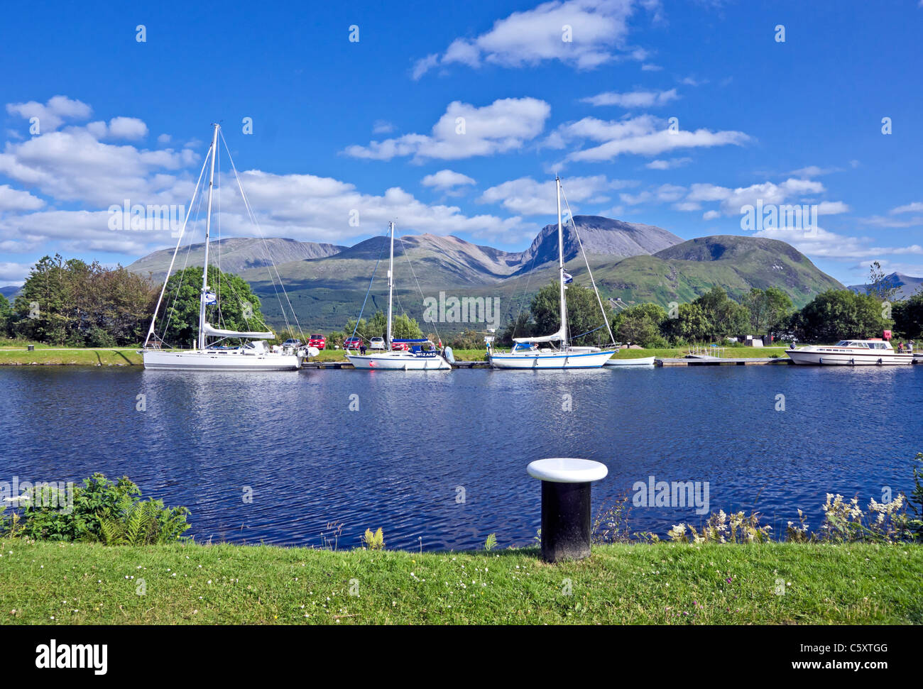 Les bateaux de plaisance amarrés à Banavie, près de Fort William sur le Canal Calédonien avec célèbre montagne Ben Nevis offrant un arrière-plan Banque D'Images