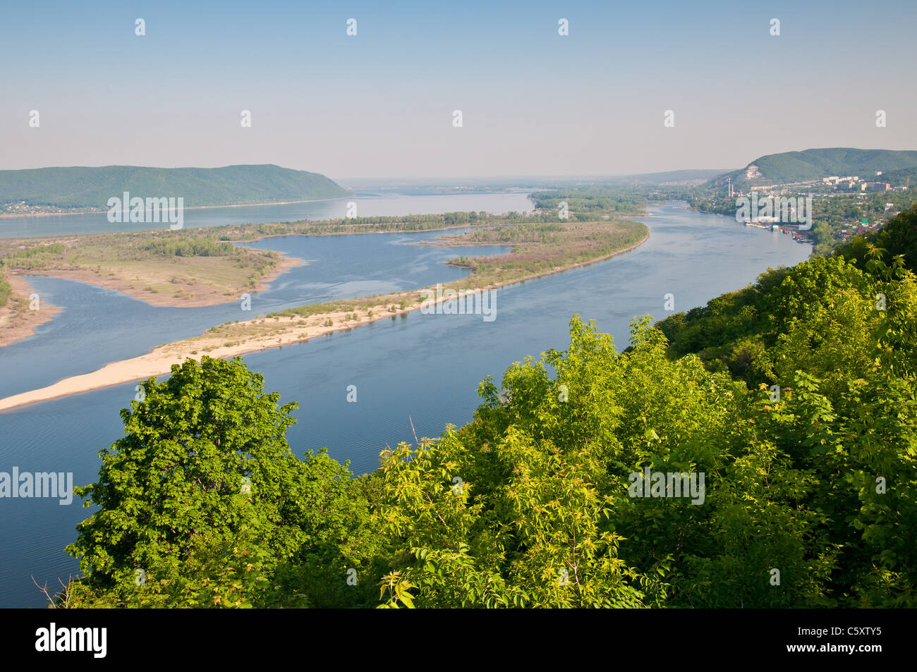 L'île verte et le village Upravlenchesky sur la Volga près de Samara Banque D'Images