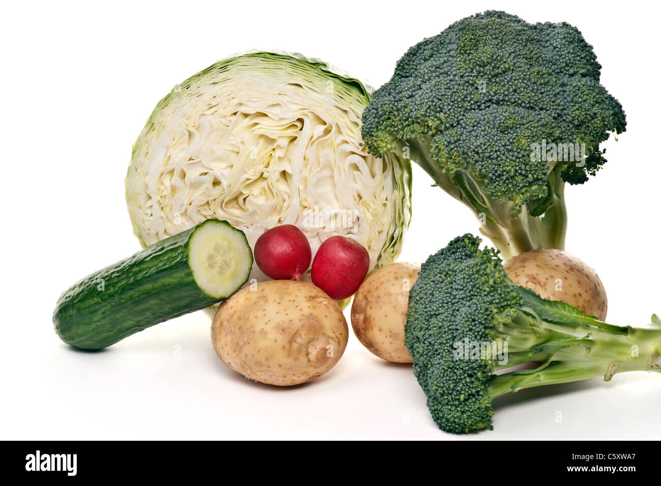 Légumes frais l'image sur fond blanc le brocoli, les pommes de terre, chou-fleur, radis Banque D'Images