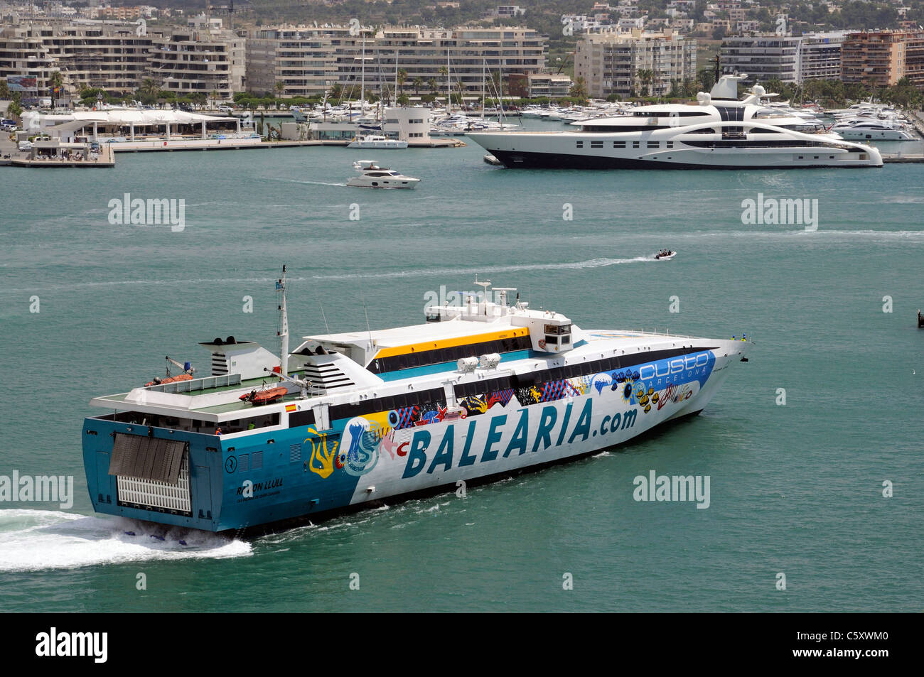 Fast Ferry Roro Ramon Llull de la compagnie Balearia entre dans le port de Soller sur l'île espagnole d'Ibiza Banque D'Images
