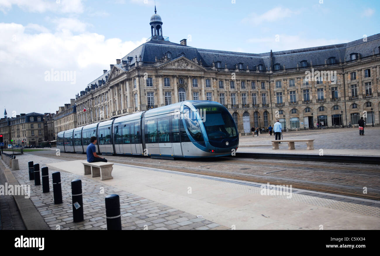 Un arrêt de tramway Place de la Bourse place de Bordeaux, France. Banque D'Images