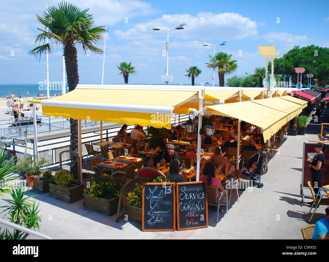 Les gens se détendre au restaurant Arcachon Le Thiers par la plage à Arcachon, France, à proximité de l'embarcadère Jetée Thiers. Banque D'Images