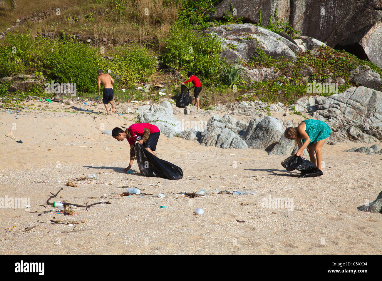 Schoolclass les écoliers thaïlandais et des bénévoles le nettoyage de Paradise Beach. Banque D'Images