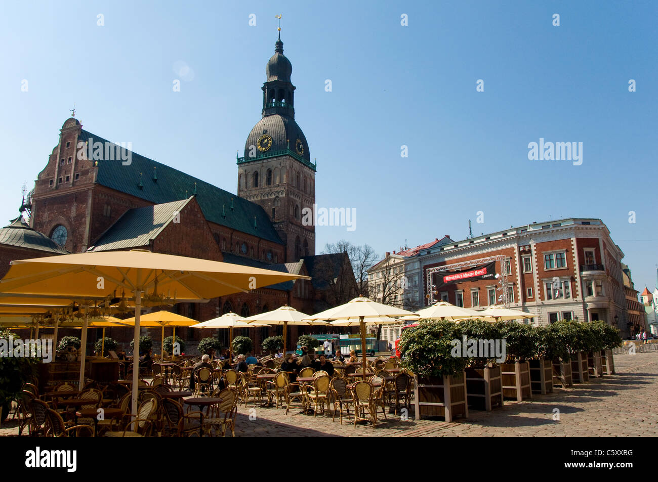 Terrasses et cafés, Vieille Ville, Riga, Lettonie Banque D'Images