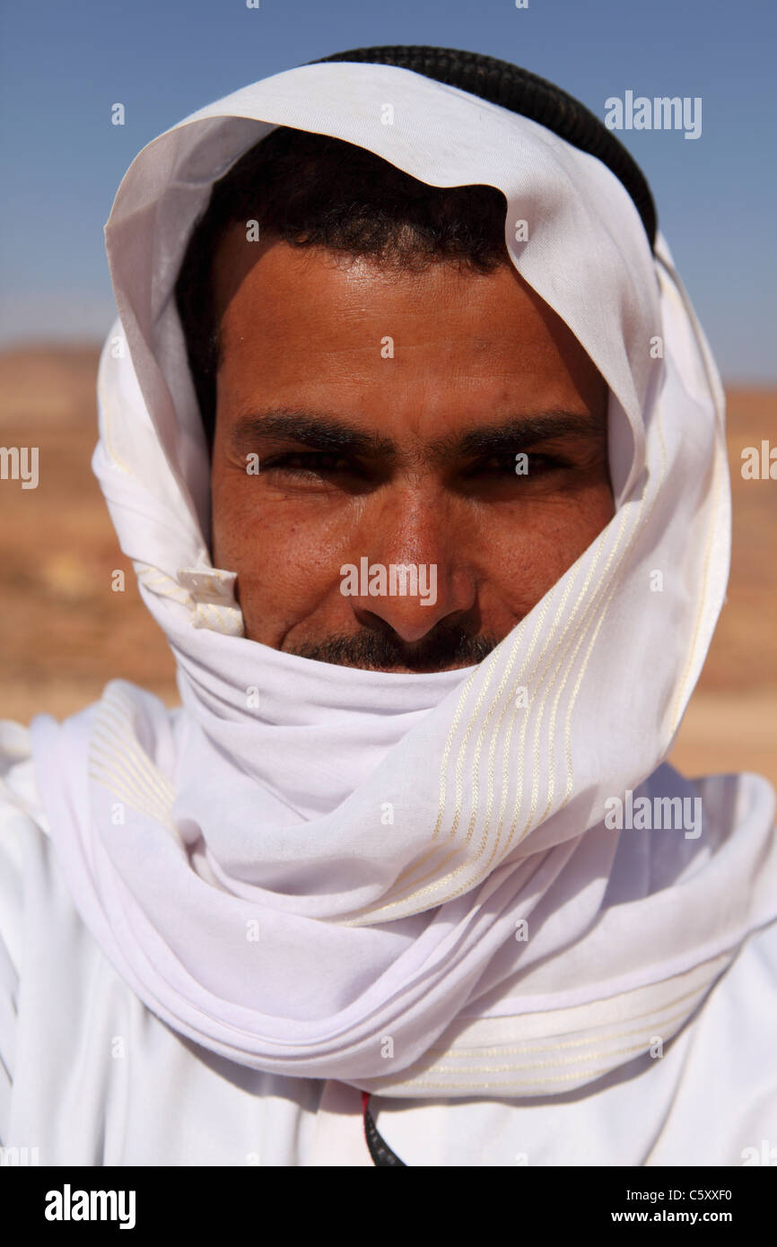 Un Bédouin homme porte des vêtements traditionnels arabes. Banque D'Images