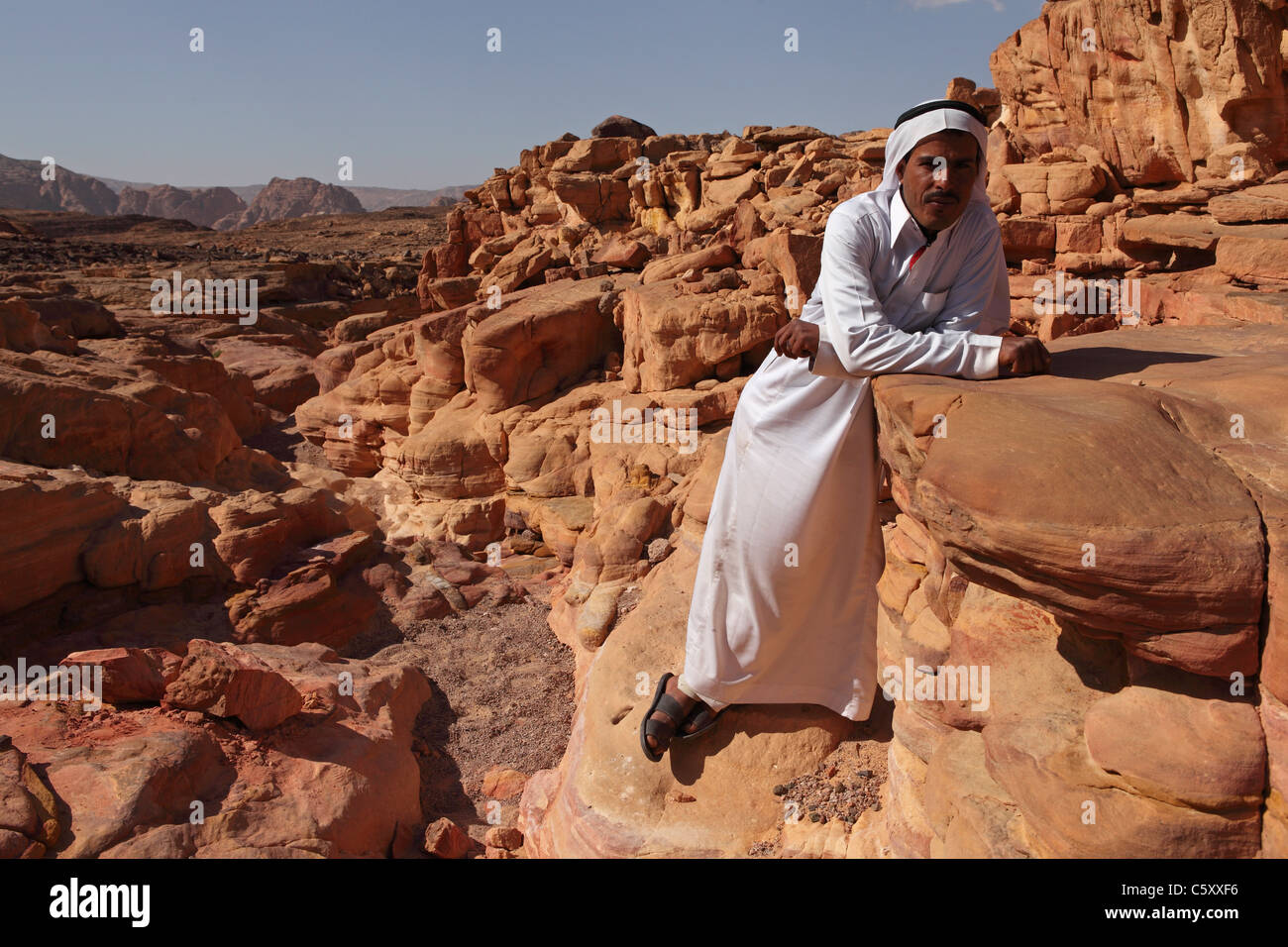 Un Bédouin homme debout dans le canyon coloré, du sud du Sinaï, en Égypte. Banque D'Images