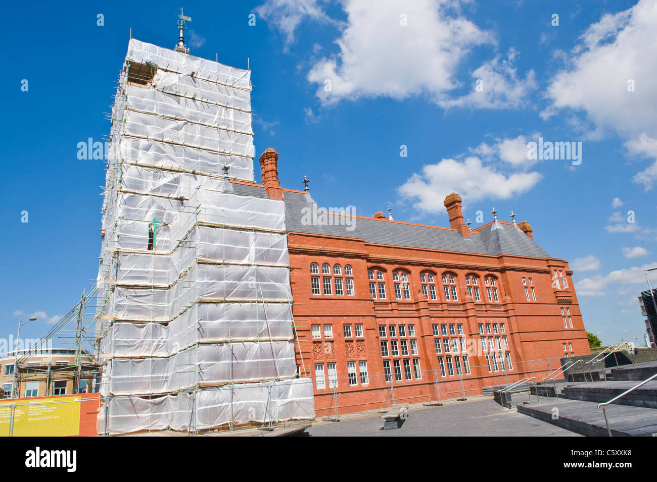 Jetée victorienne historique bâtiment de tête enveloppée dans du plastique et des échafaudages en cours de rénovation Cardiff Bay South Wales UK Banque D'Images