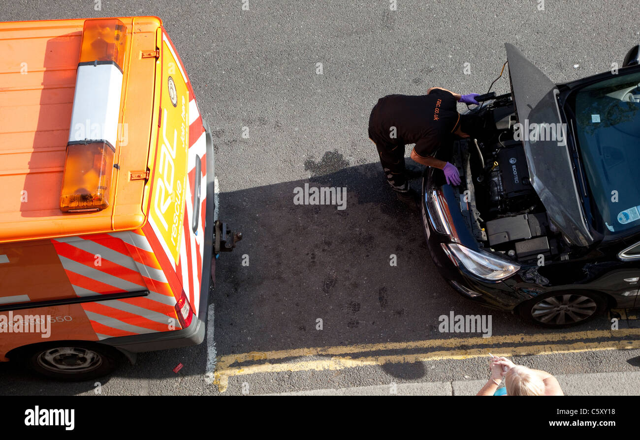 Le patrouilleur RAC s'occupe de la voiture en panne, Islington, Londres Banque D'Images
