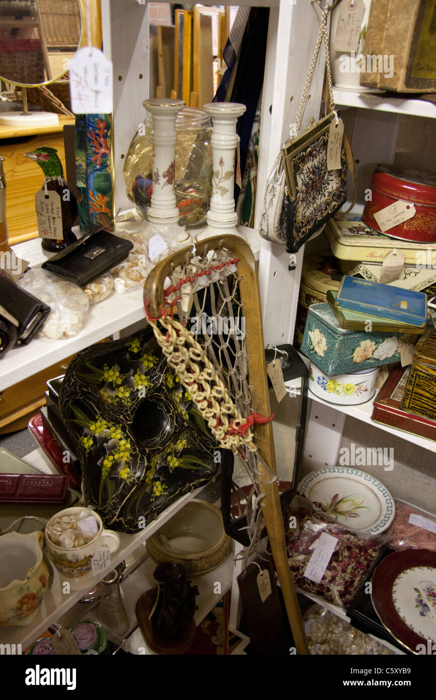 Étagères de seconde main articles à vendre dans un magasin d'aubaines à Brighton. Banque D'Images