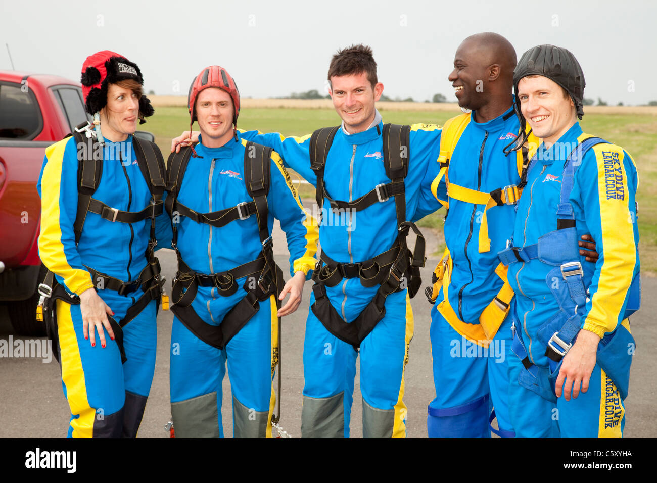 Un groupe d'amis à Langar Skydive Centre Nottingham England UK Banque D'Images