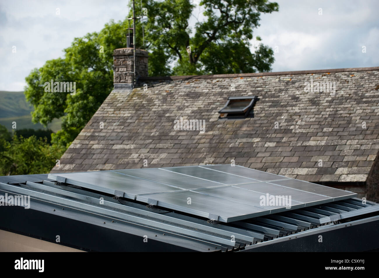 Des panneaux solaires sur un toit de garage sur fixes pour fournir de l'électricité pour house en zone rurale. Banque D'Images
