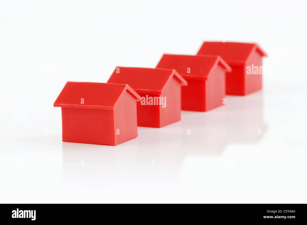 Quatre modèles de maison rouge dans une rangée Banque D'Images