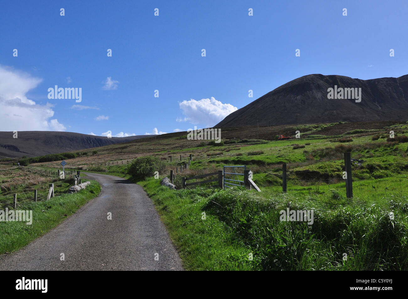 Le chemin rural et de collines, l'île de Hoy, Orcades, en Écosse. Banque D'Images