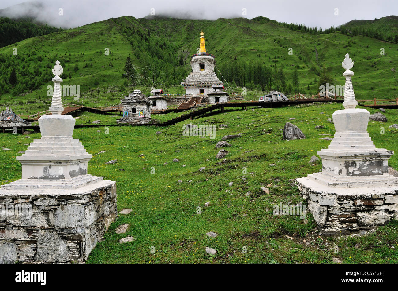 White towers du bouddhisme tibétain. Réserve Naturelle de Siguniang Shan, Sichuan, Chine. Banque D'Images