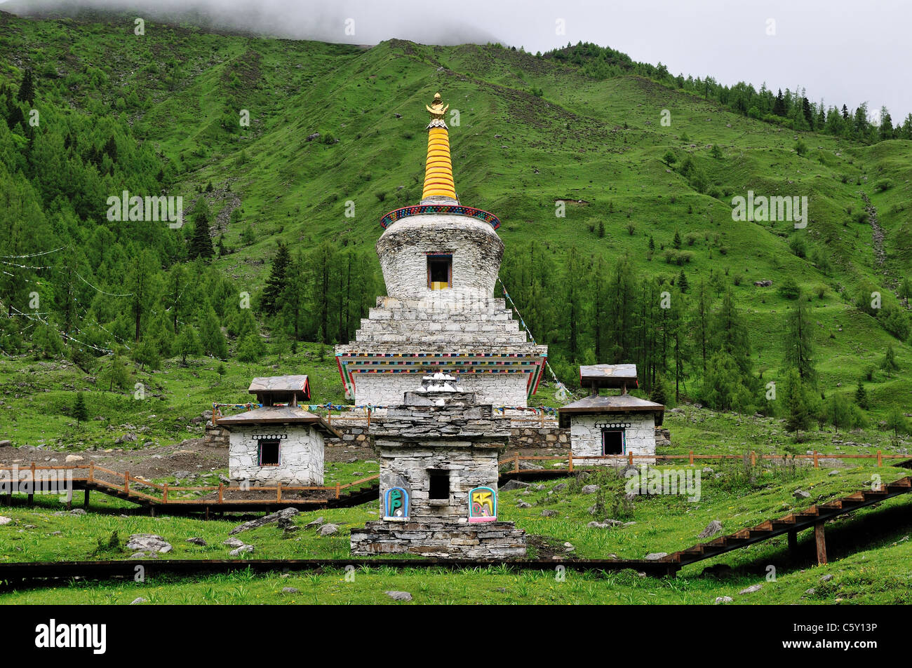Stupa de bouddhisme tibétain. Réserve Naturelle de Siguniang Shan, Sichuan, Chine. Banque D'Images