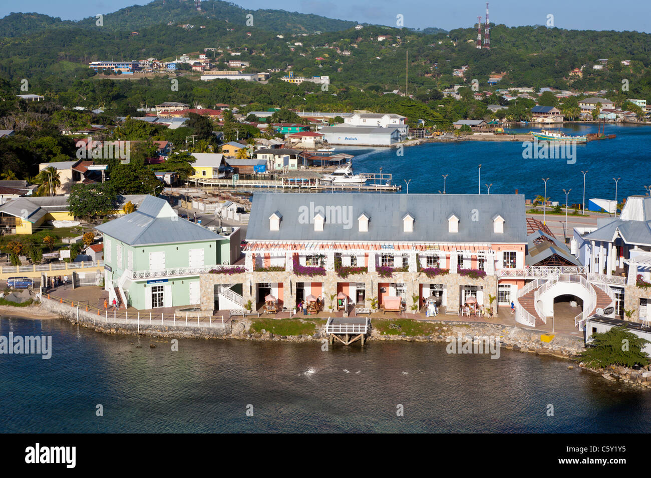 Centre-ville, port de croisière et boutiques à Coxen Hole sur l'île de Roatan, au Honduras Banque D'Images