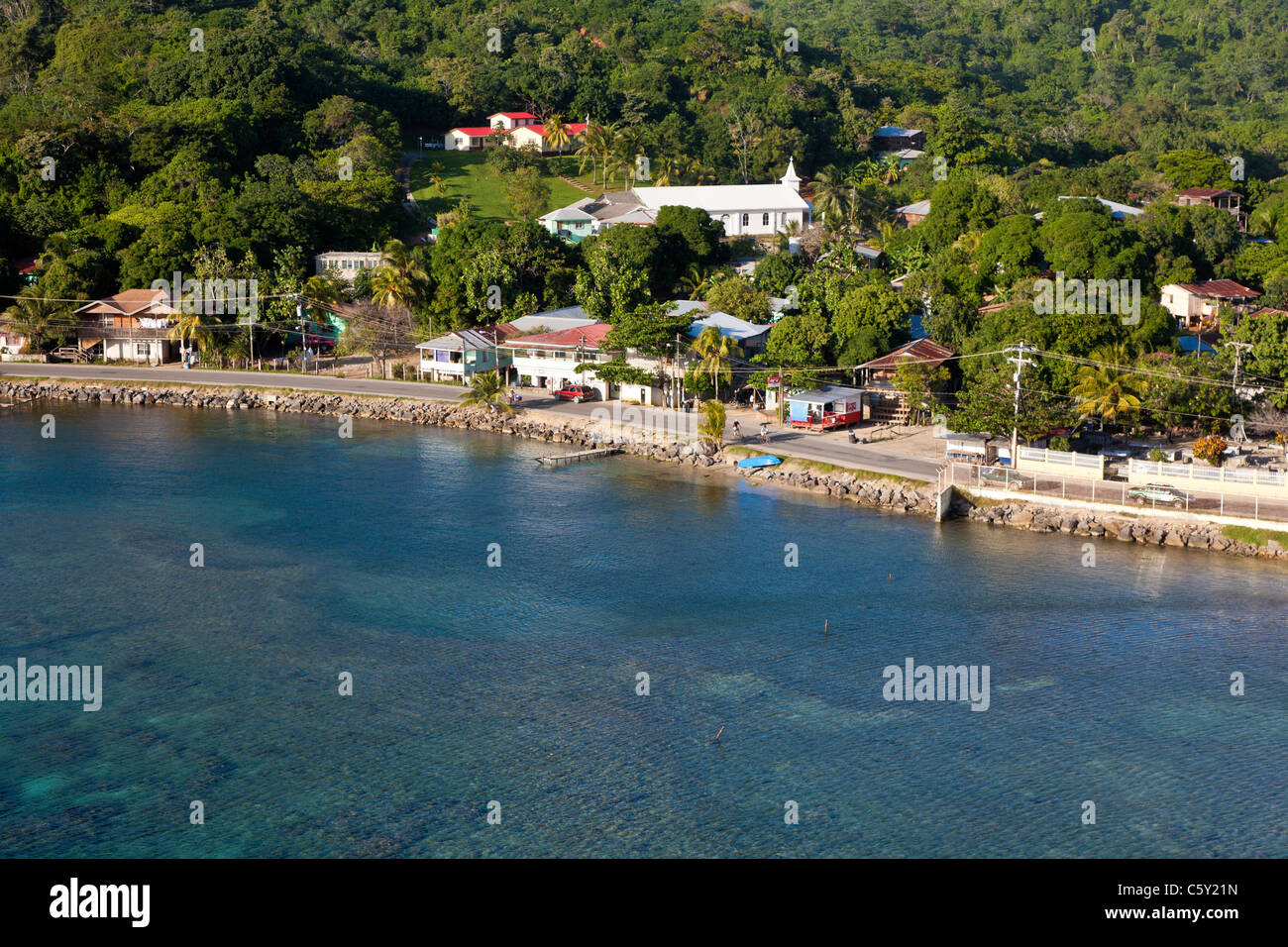 Église blanche dans la communauté côtière de l'île de Roatan, au Honduras Banque D'Images