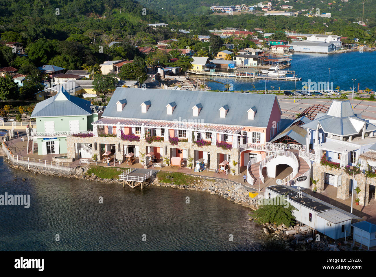 Centre-ville, port de croisière et boutiques à Coxen Hole sur l'île de Roatan, au Honduras Banque D'Images