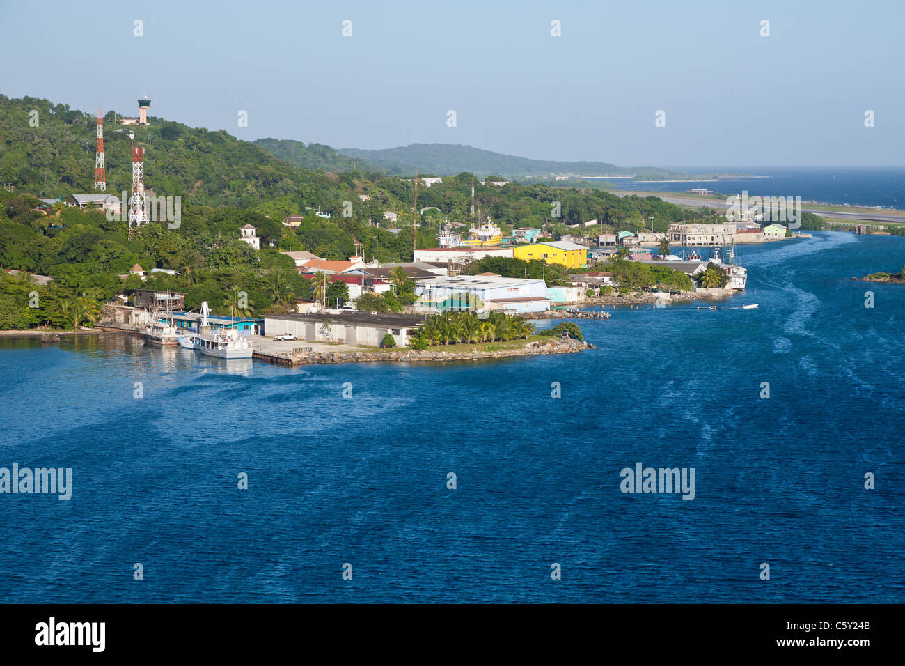Vue aérienne de zone commerciale près de port à Coxen Hole sur l'île de Roatan, au Honduras Banque D'Images