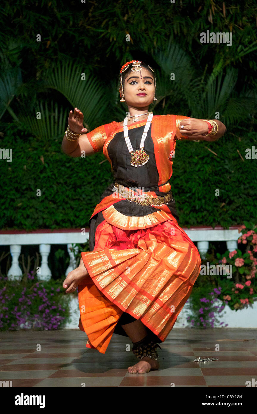 Une danse Bharata Natyam Devadasis une danse classique indienne Thanjavur Tamil Nadu Inde du Sud Banque D'Images