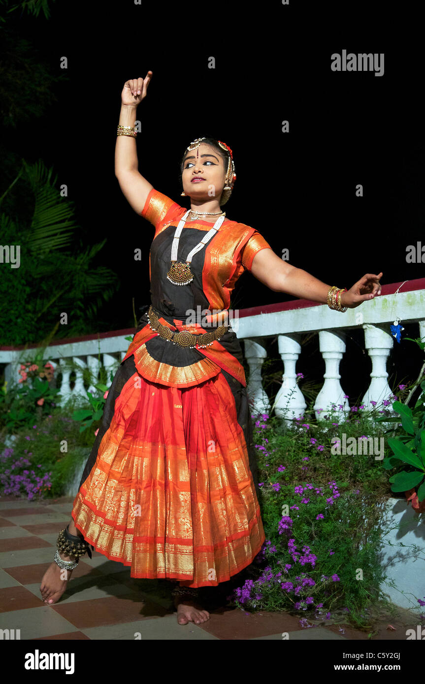 Une danse Bharata Natyam Devadasis une danse classique indienne Thanjavur Tamil Nadu Inde du Sud Banque D'Images