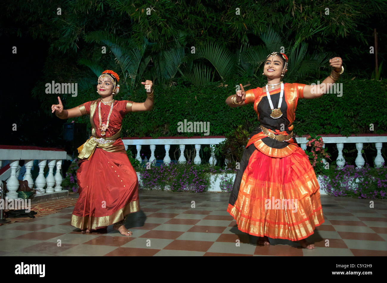 Deux Devadasis Bharata Natyam danse une danse classique indienne Thanjavur Tamil Nadu Inde du Sud Banque D'Images