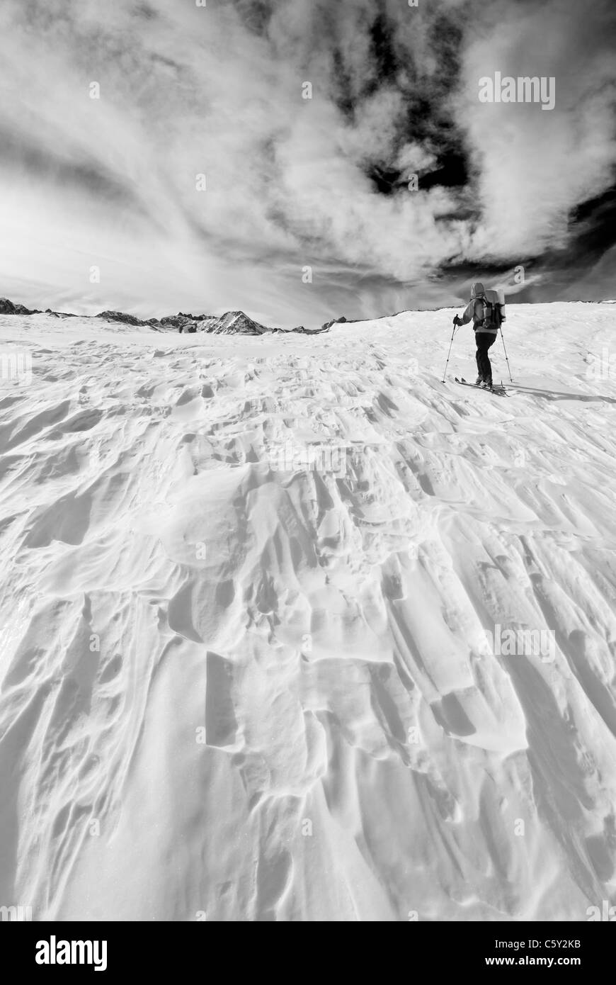 Skieur d'arrière-pays dans le cadre de Pass, Piute Inyo National Forest, la Sierra Nevada, en Californie Banque D'Images