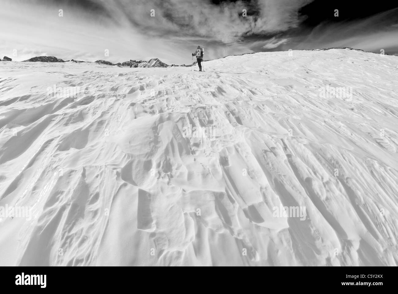 Skieur d'arrière-pays dans le cadre de Pass, Piute Inyo National Forest, la Sierra Nevada, en Californie Banque D'Images