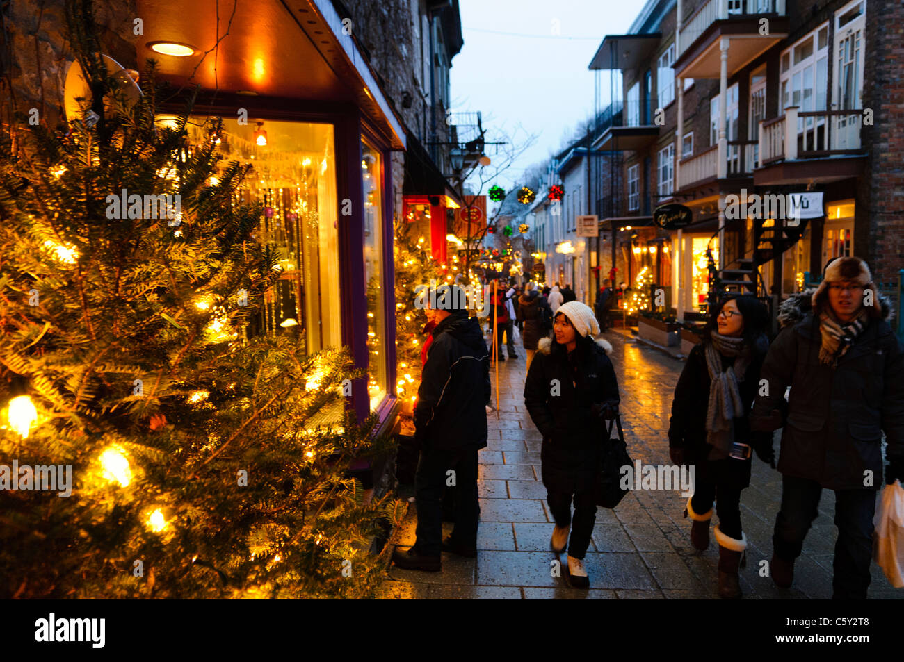 QUÉBEC, Canada — la vieille rue commerçante pittoresque de la rue du petit-Champlain dans la vieille ville de Québec, magnifiquement décorée pour Noël le soir. La rue historique, bordée de lumières festives et de décorations, offre une atmosphère de vacances magique pendant la saison hivernale. Banque D'Images